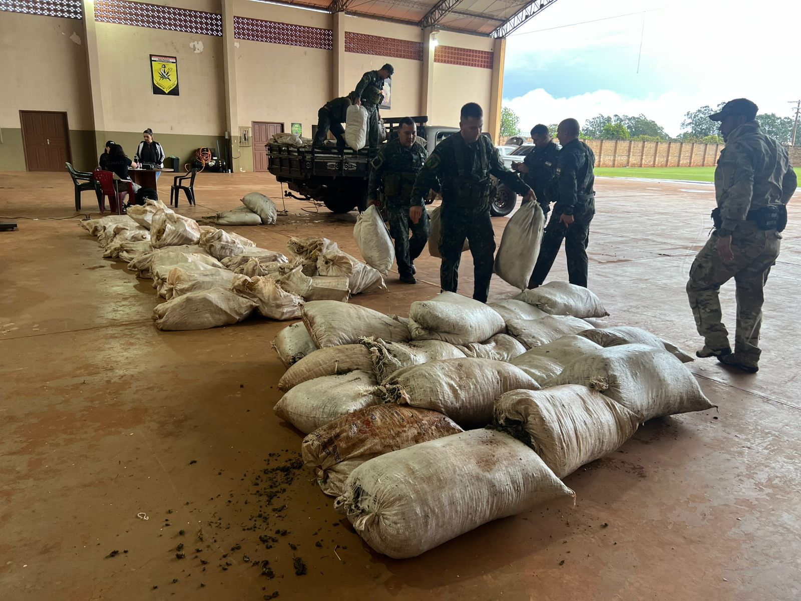 ABANDONAN VEHÍCULO CON MÁS DE UNA TONELADA DE MARIHUANA EN PEDRO JUAN CABALLERO