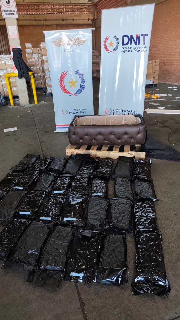 CONTROLES REFORZADOS OBLIGAN A REDES CRIMINALES A BUSCAR NUEVAS RUTAS: SENAD DETECTA MARIHUANA PREMIUM EN EL AEROPUERTO INTERNACIONAL GUARANÍ